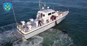 Παροχή συνδρομής σε χειριστή αετοσανίδας και σε κολυμβητή στη Ραφήνα