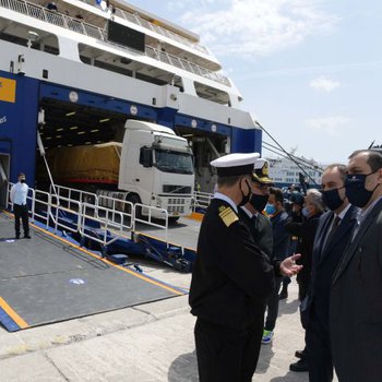 Στο Λιμάνι του Πειραιά ο Γιάννης Πλακιωτάκης: Λίγο ακόμη υπομονή για να κερδίσουμε πάλι τη ζωή μας