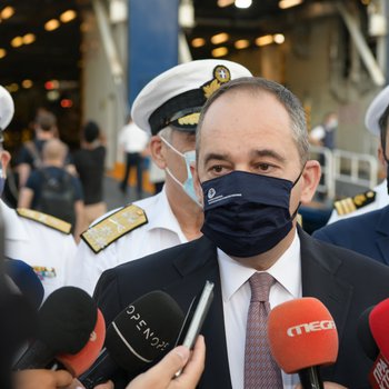 Γ. Πλακιωτάκης από το Λιμάνι του Πειραιά: Να μην επιτρέψουμε στον ιό και τις μεταλλάξεις του να εμποδίσουν την επιστροφή στην κανονικότητα