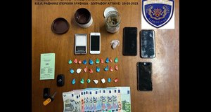 Σύλληψη ημεδαπών για ναρκωτικά στη Γλυφάδα Αττικής από στελέχη του Κεντρικού Λιμεναρχείου Ραφήνας σε συνεργασία με στελέχη του Λιμεναρχείου Σαρωνικού