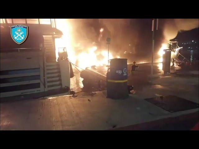Εκδήλωση πυρκαγιάς σε σκάφη στη μαρίνα Ζέας