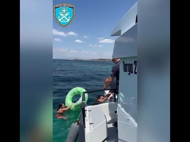Παροχή συνδρομής σε κολυμβήτρια στη θαλάσσια περιοχή Καβουρίου Αττικής